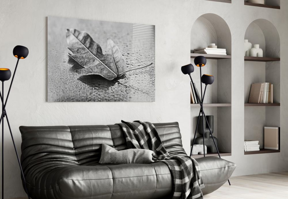 Leaf panel enhancing a bathroom with minimalist nature