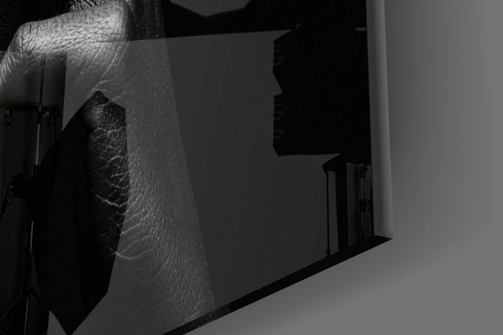 Woman artwork anchoring a hallway with two-finish gesture