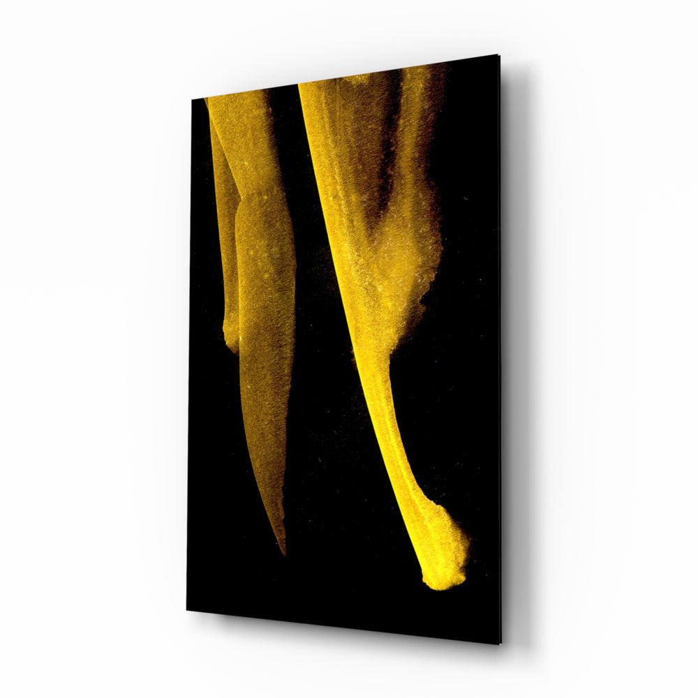 Fluid-minimalist panel bringing bold warmth to a contemporary lounge