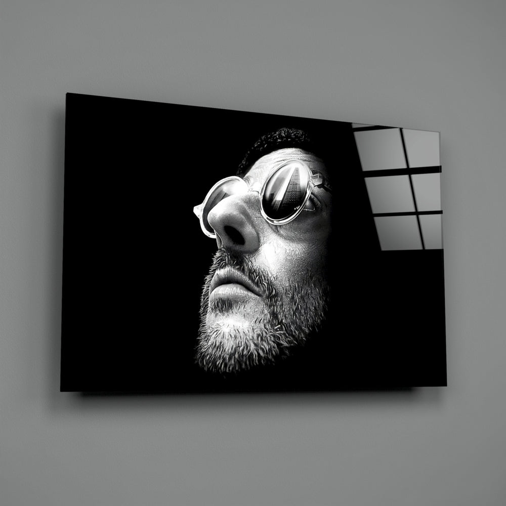Close-up detail of Léon in round sunglasses behind glass