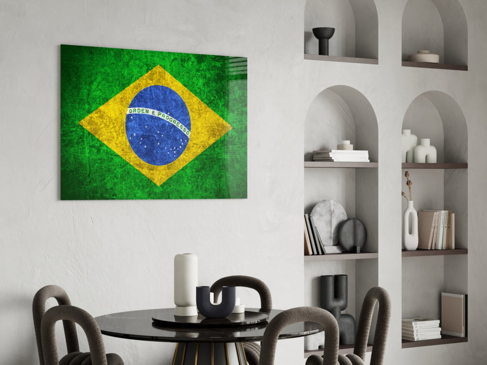 Patriotic glass print bringing Brazilian edge to a hallway