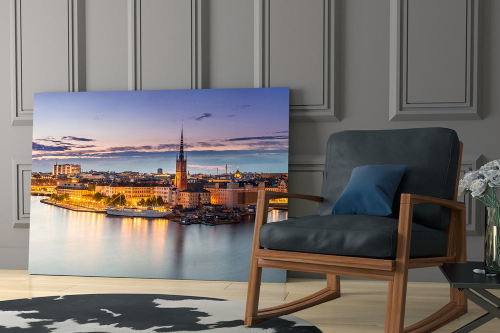 Travel yatay panel against an ivory-painted accent wall
