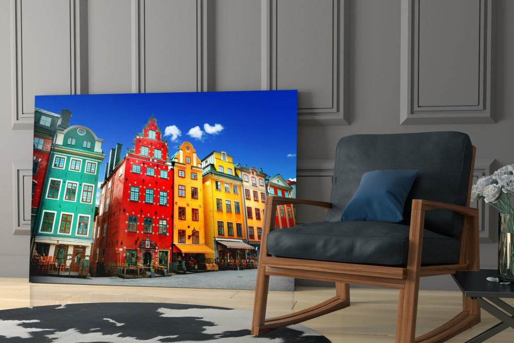 Travel yatay panel against an ivory-painted accent wall