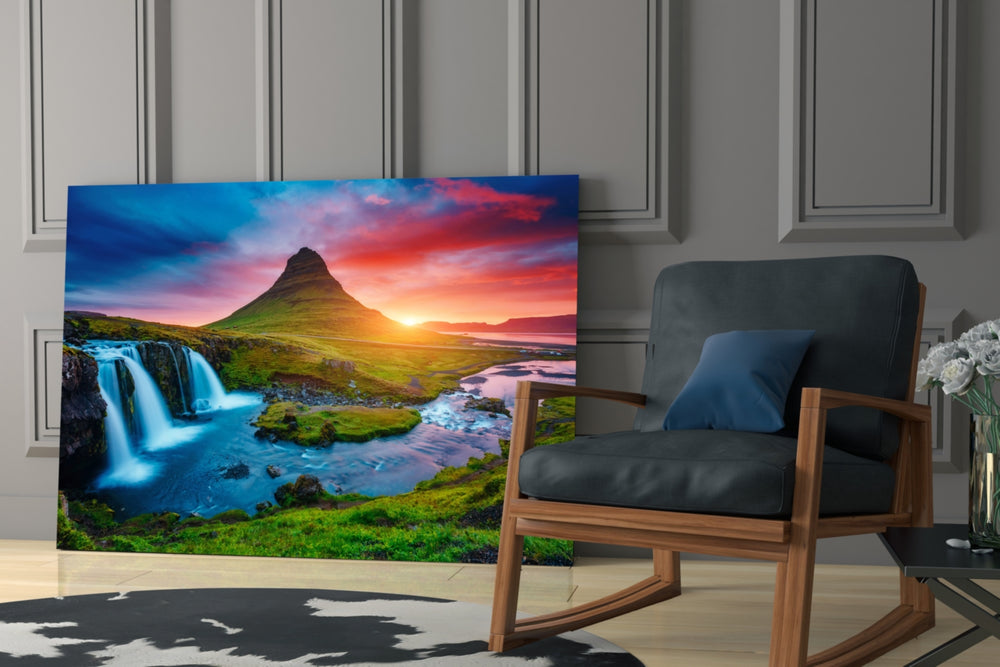 Landscape yatay panel against an ivory-painted accent wall