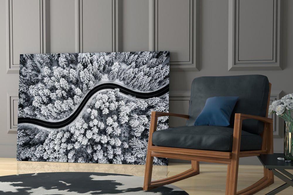 Landscape yatay panel against an ivory-painted accent wall