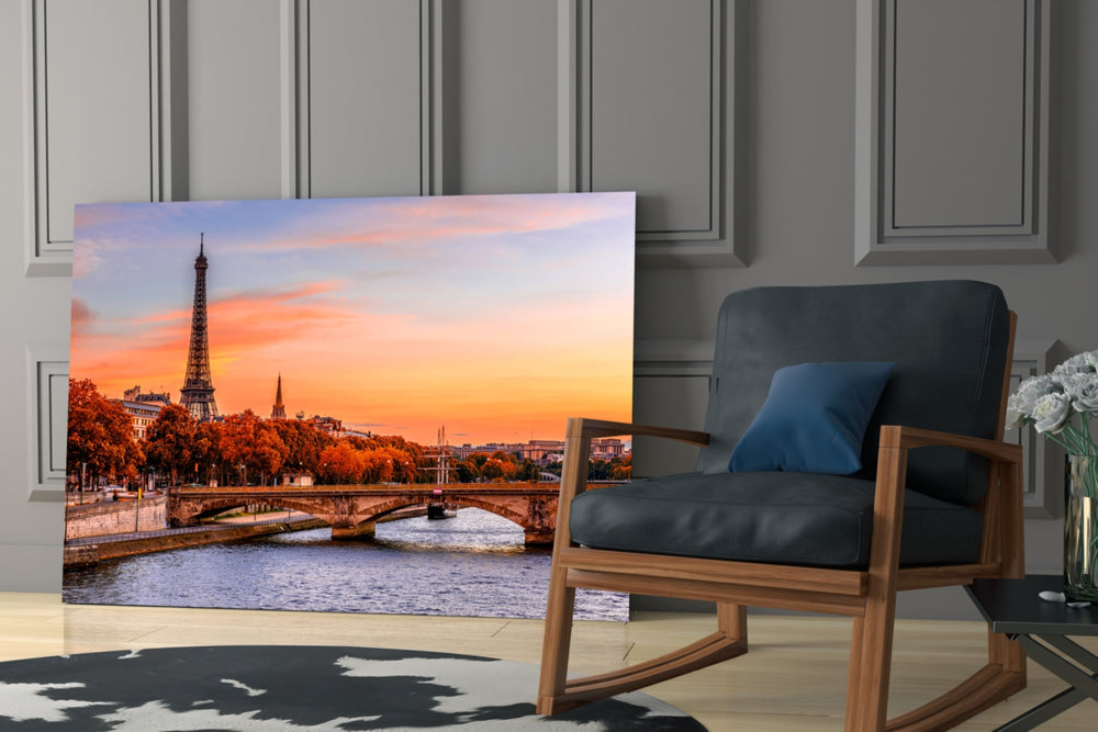 Travel yatay panel against an ivory-painted accent wall