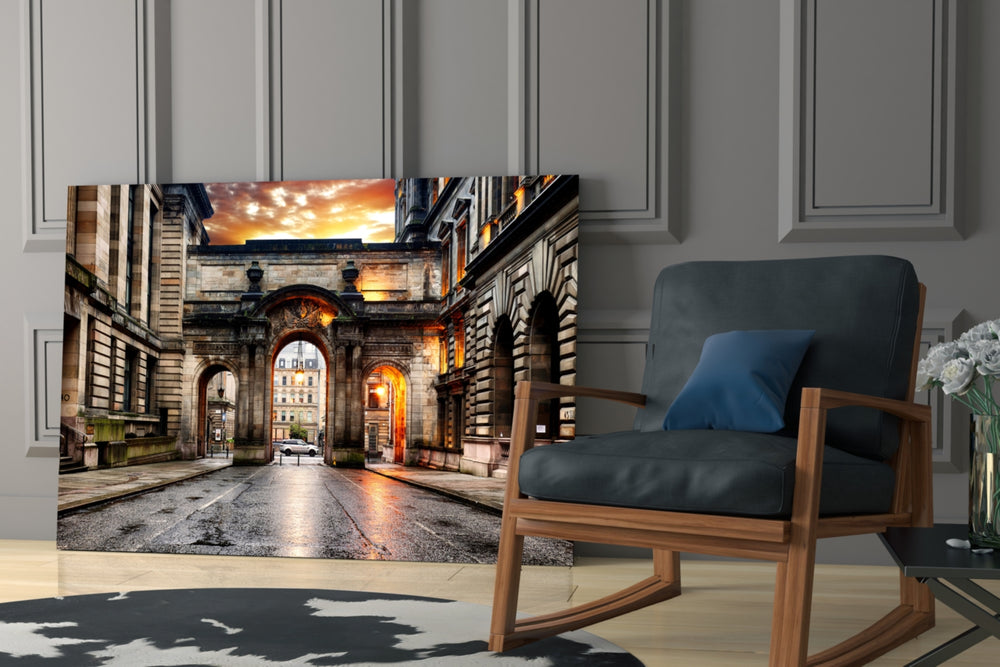 Travel yatay panel against an ivory-painted accent wall