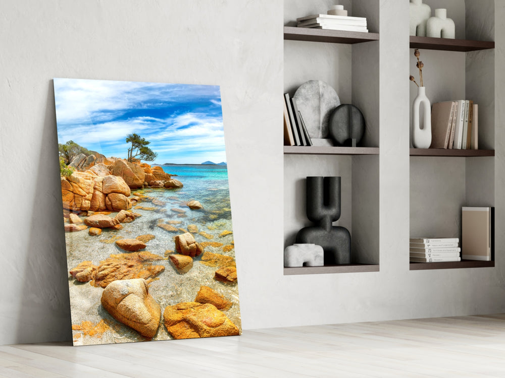 Coastal dikey panel against an ivory-painted accent wall