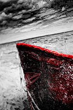 Noir Sahilin Kızıl Bekçisi — 3D Haptik Kabartmalı Yüksek Parlak Lüks Duvar Tablosu