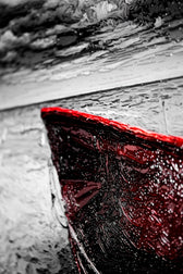 Noir Sahilin Kızıl Bekçisi — 3D Haptik Kabartmalı Yüksek Parlak Lüks Duvar Tablosu