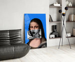 Contemporary Mona Lisa glass print enhancing a foyer with statement firepower