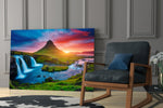 Landscape yatay panel against an ivory-painted accent wall