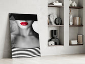 Editorial dikey panel against an ivory-painted accent wall